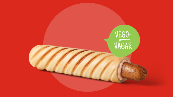 vegansk french hot dog på röd bakgrund