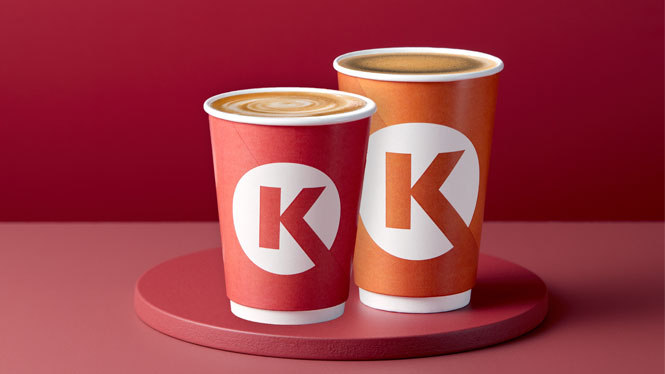Kaffemuggar med K på röd bakgrund